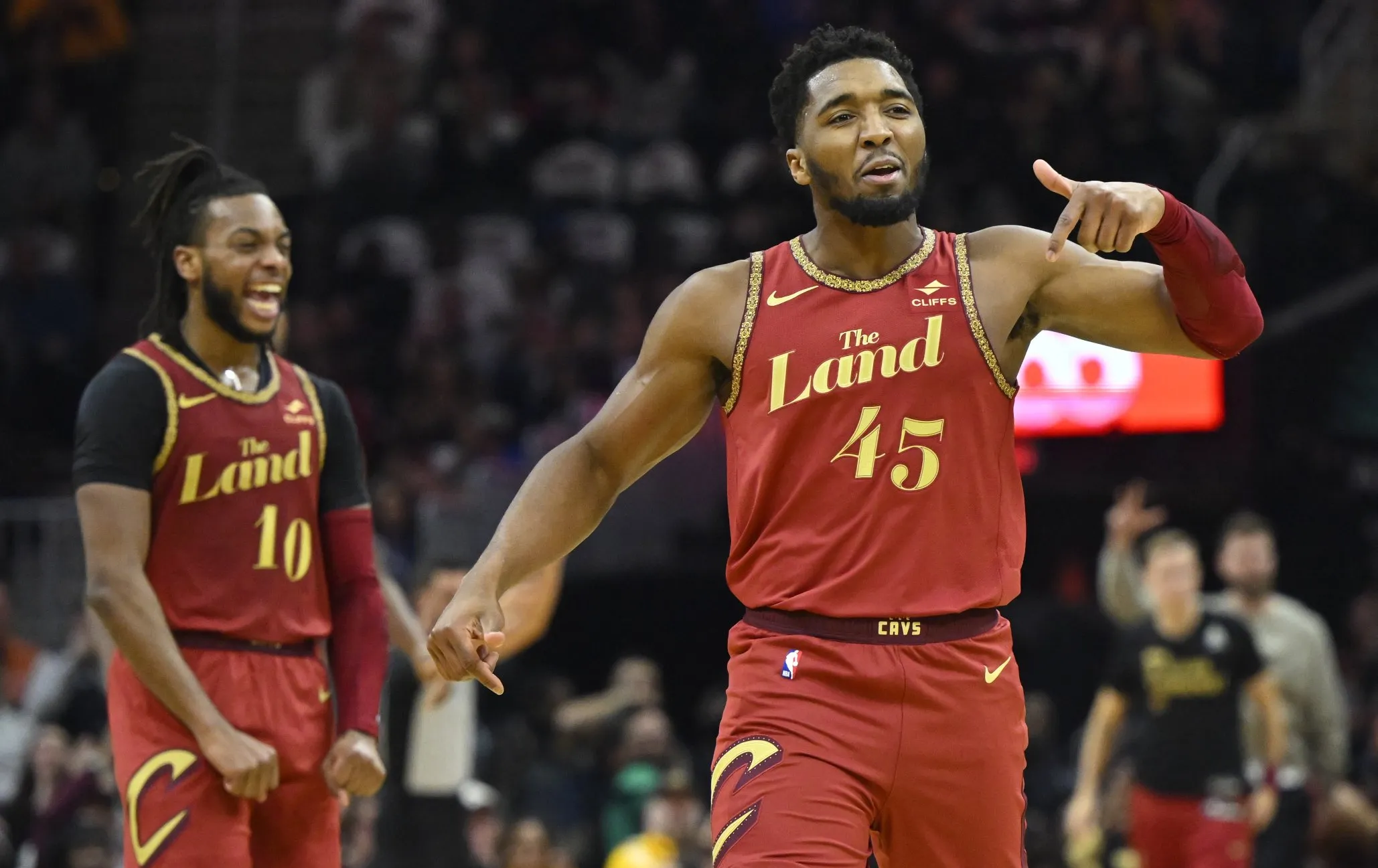 包含克里夫兰骑士迎荷甲关键赛，今晨状态回暖，更衣室稳定，球队文化再被提及的词条