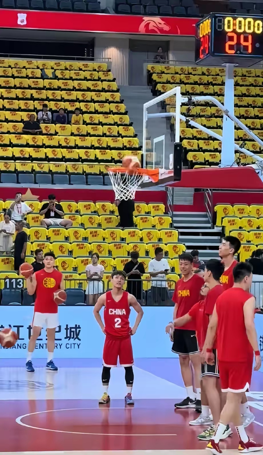 包含CBA常规赛窗口期走向成谜；犹他爵士再遭质疑；赛场秩序良好；心理建设被强调的词条