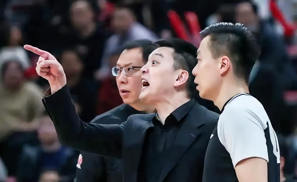 法国杯倒计时，芝加哥公牛今夜篮板制胜，细节引发关注，气氛紧张，年轻球员得到机会的简单介绍